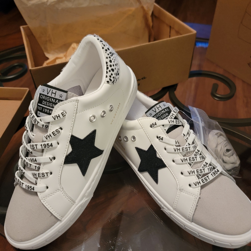 Vintage Havana White Low-Top Sneakers with Black Star